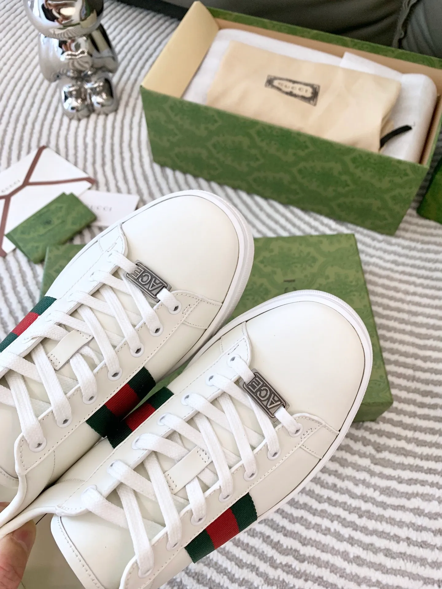 👟👟Ex-factory price 540👟👟 Men's size +10 Top version: Gucci G family classic Ace series Embroidery Little Bee White Shoes Couple Style Ribbon Love Casual Sports Shoes Sneakers Original Purchase Development Production This brand's classic low-top sports shoes interweave golden embroidered bees with red and green webbing. The bee is a classic element of the brand. It appeared in the Gucci ready-to-wear series in the 1970s. Exquisite packaging at the delivery counter🛍📦 ▪️Fabrics: Original custom imported first-layer cowhide ▪️Foots: Original custom cowhide lining ▪️Sole: Original open-molded rubber non-slip material ▪️Sole thickness: 2.5CM ▪️Size: Women's 34-41 (customized 34/41) ▪️Size: Men's 38-46 (38/46 customized)